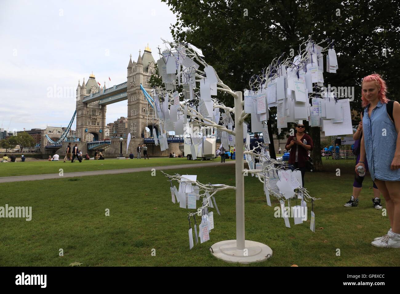 Marche de la mémoire des milliers de personnes, la collecte de fonds pour un monde sans démence à travers l'Angleterre, Pays de Galles et d'Irlande du Nord. Banque D'Images