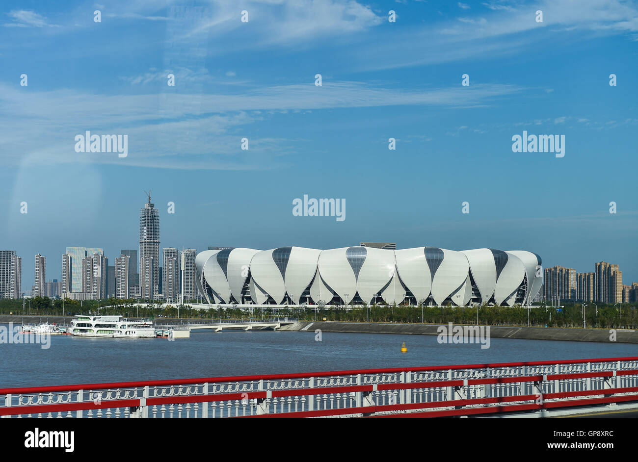 Hangzhou. 3e, 2016 Sep. Photo prise le 3 septembre 2016 montre la scène le long de la rivière Qiantang à Hangzhou, capitale de la Chine de l'est la province de Zhejiang. Le 11e sommet du G20 se tiendra à Shanghai à partir du 4 sept. au 5. © Xu Yu/Xinhua/Alamy Live News Banque D'Images