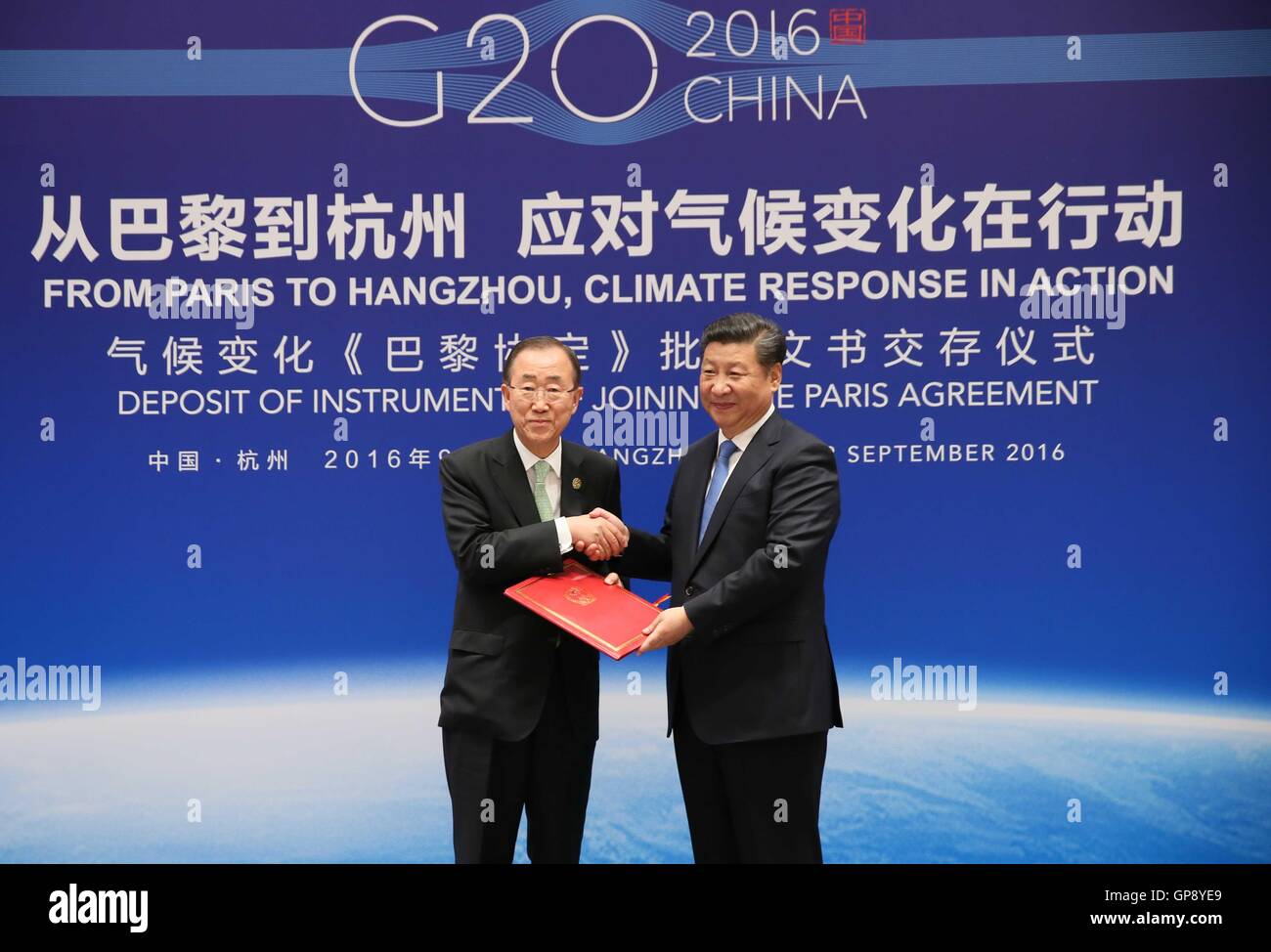 Hangzhou, Chine, Province de Zhejiang. 3e, 2016 Sep. Le président chinois Xi Jinping (R) Les mains sur l'instrument d'adhésion à l'Accord de Paris au secrétaire général de l'Organisation des Nations Unies, Ban Ki-moon à Hangzhou, capitale de la Province de Zhejiang en Chine de l'Est, 3 septembre 2016. Le président des États-Unis, Barack Obama a aussi remis l'instrument d'adhésion à l'Accord de Paris à Ban Ki-moon sur le dépôt le samedi. Credit : Lan Hongguang/Xinhua/Alamy Live News Banque D'Images