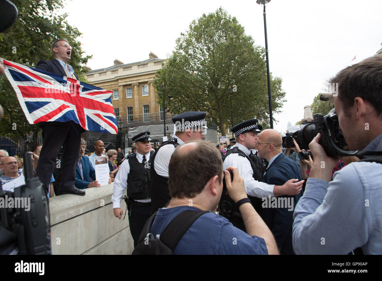 Londres, Royaume-Uni. 3 Septembre, 2016. Un manifestant pro-UE cris à travers un cordon de police à pro-Brexit des contre-manifestants se moquent de personnes manifestant contre Brexit deux jours avant la rentrée parlementaire, pour débattre de l'avenir de la Grande-Bretagne avec l'Europe. Crédit : à vue/Photographique Alamy Live News Banque D'Images