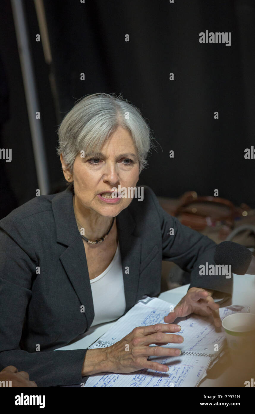 Detroit, Michigan, USA. 3 Septembre, 2016. Le candidat présidentiel du Parti Vert Jill Stein répond à une question lors d'une conférence de presse devant un rassemblement électoral. Crédit : Jim West/Alamy Live News Banque D'Images