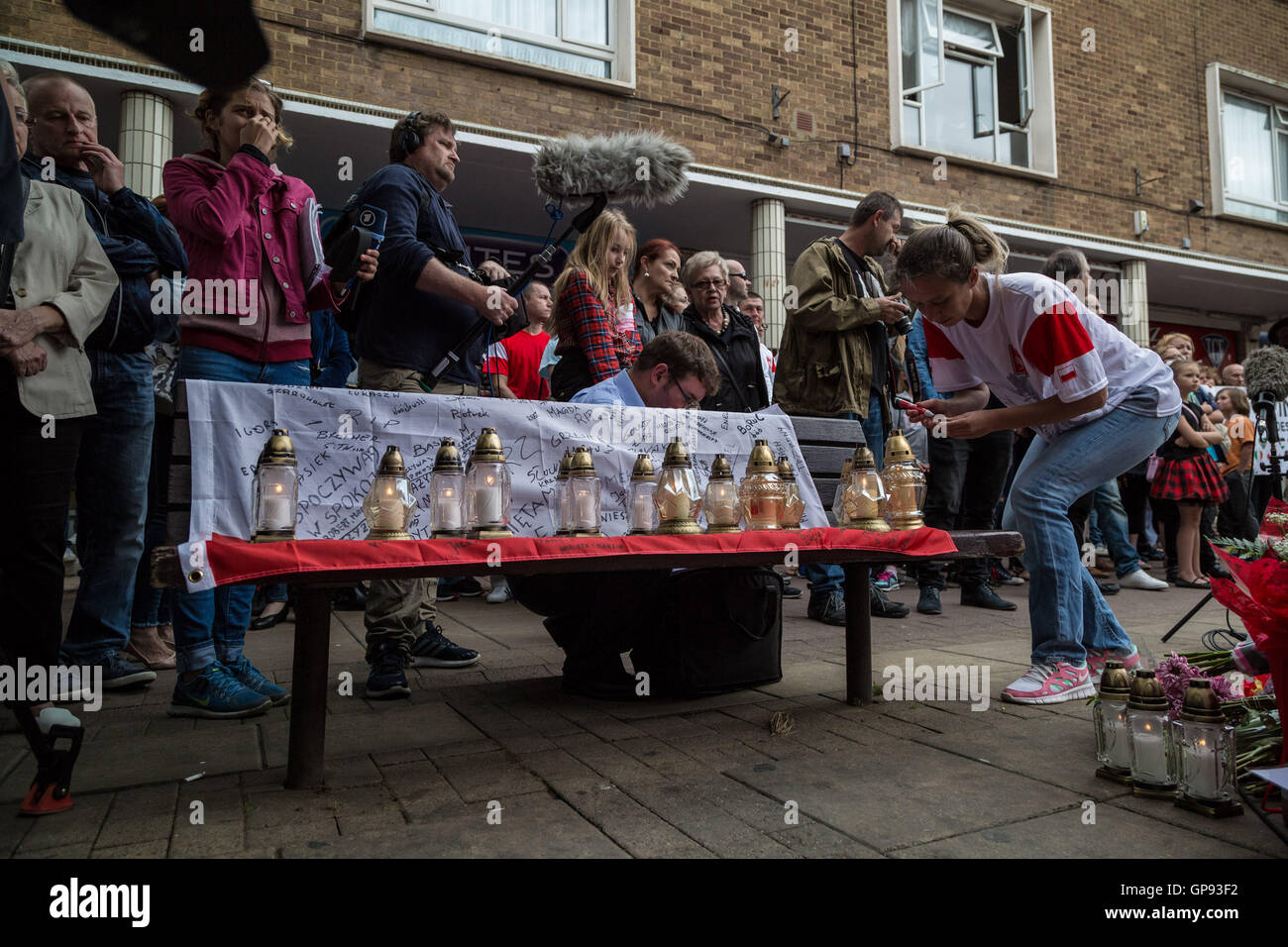 Harlow, Essex, Royaume-Uni. 3 Septembre, 2016. Veillée du souvenir et de l'unité marche organisée par British Poteaux pour Arkadiusz Jóźwik, connu comme une usine, Arek polonais travailleur battu à mort dans un cas présumé de race-haine attaquer dans son pays d'adoption ville de Harlow. Crédit : Guy Josse/Alamy Live News Banque D'Images