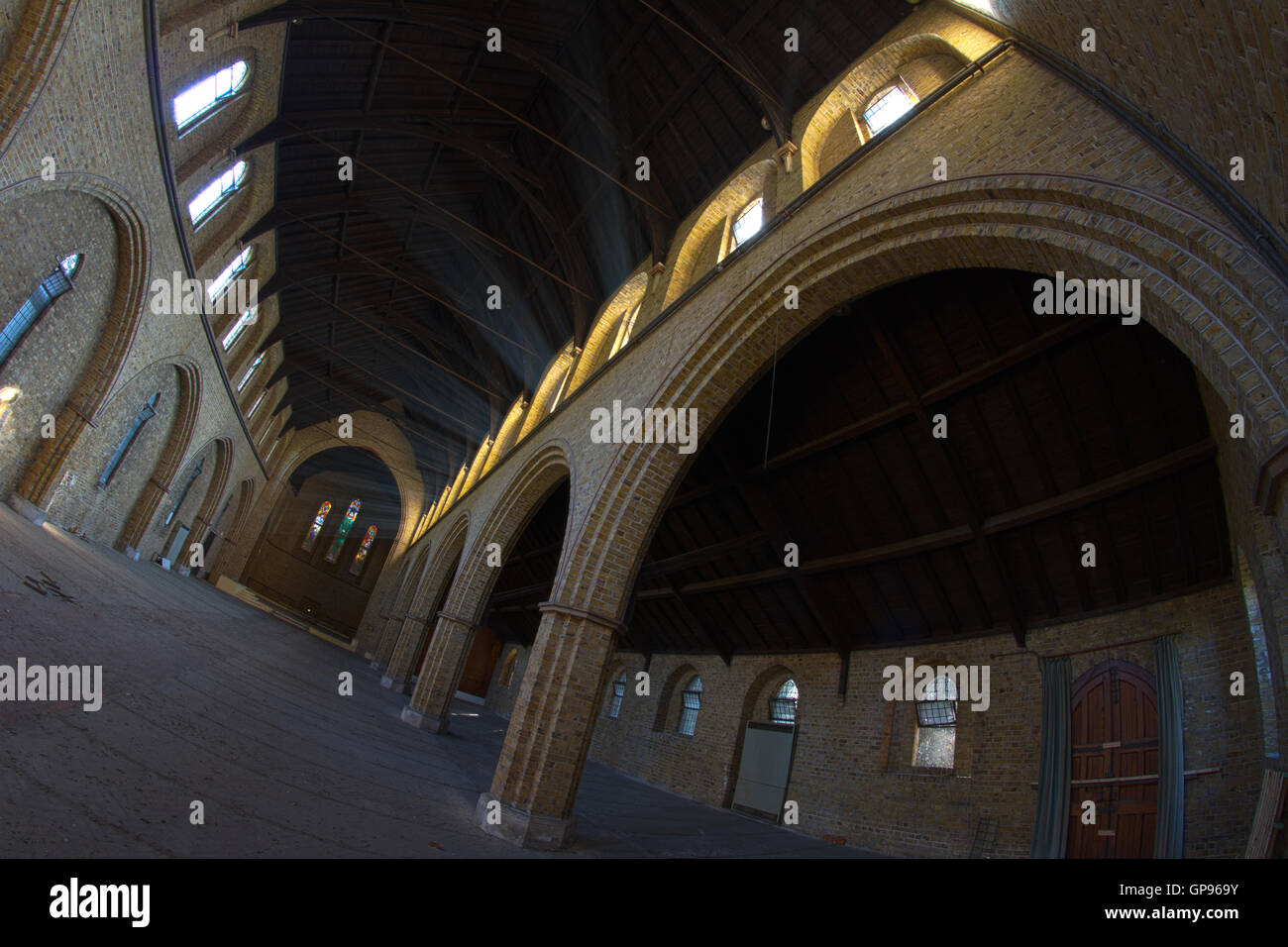 Vue grand angle décalé montrant l'intérieur de la chapelle Severalls, Colchester, Essex, UK Banque D'Images