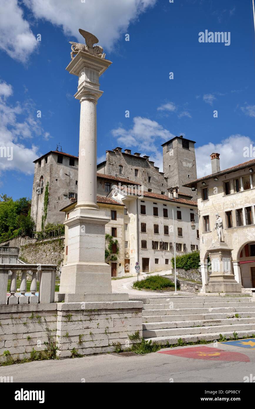 La Piazza Maggiore avec Alboino Château en arrière-plan, Feltre, Belluno Province, Vénétie, Italie Banque D'Images
