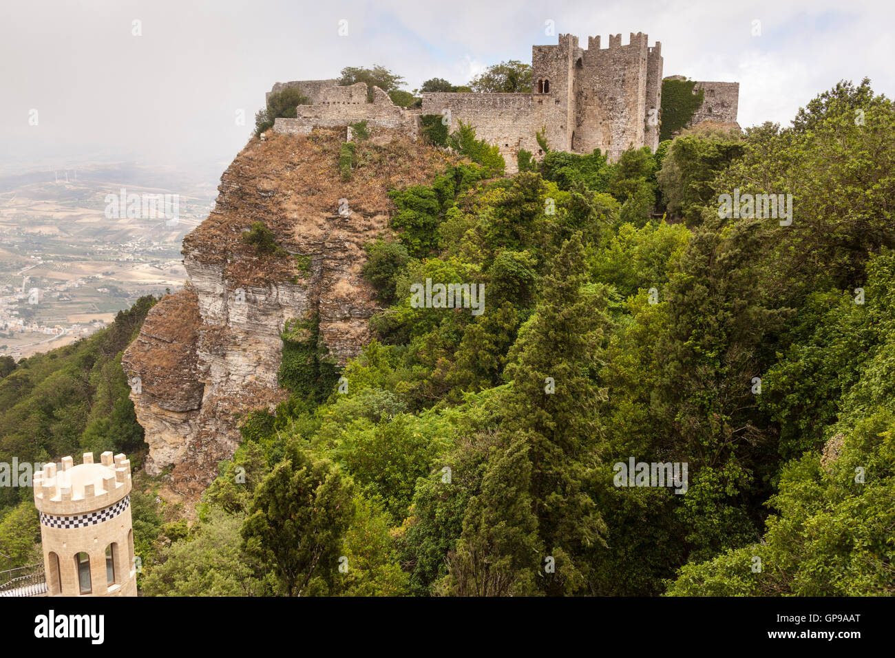 Castello Di Venere et tourelle de Torretta Pepoli Erice, en premier plan, près de Trapani, Sicile, Italie Banque D'Images