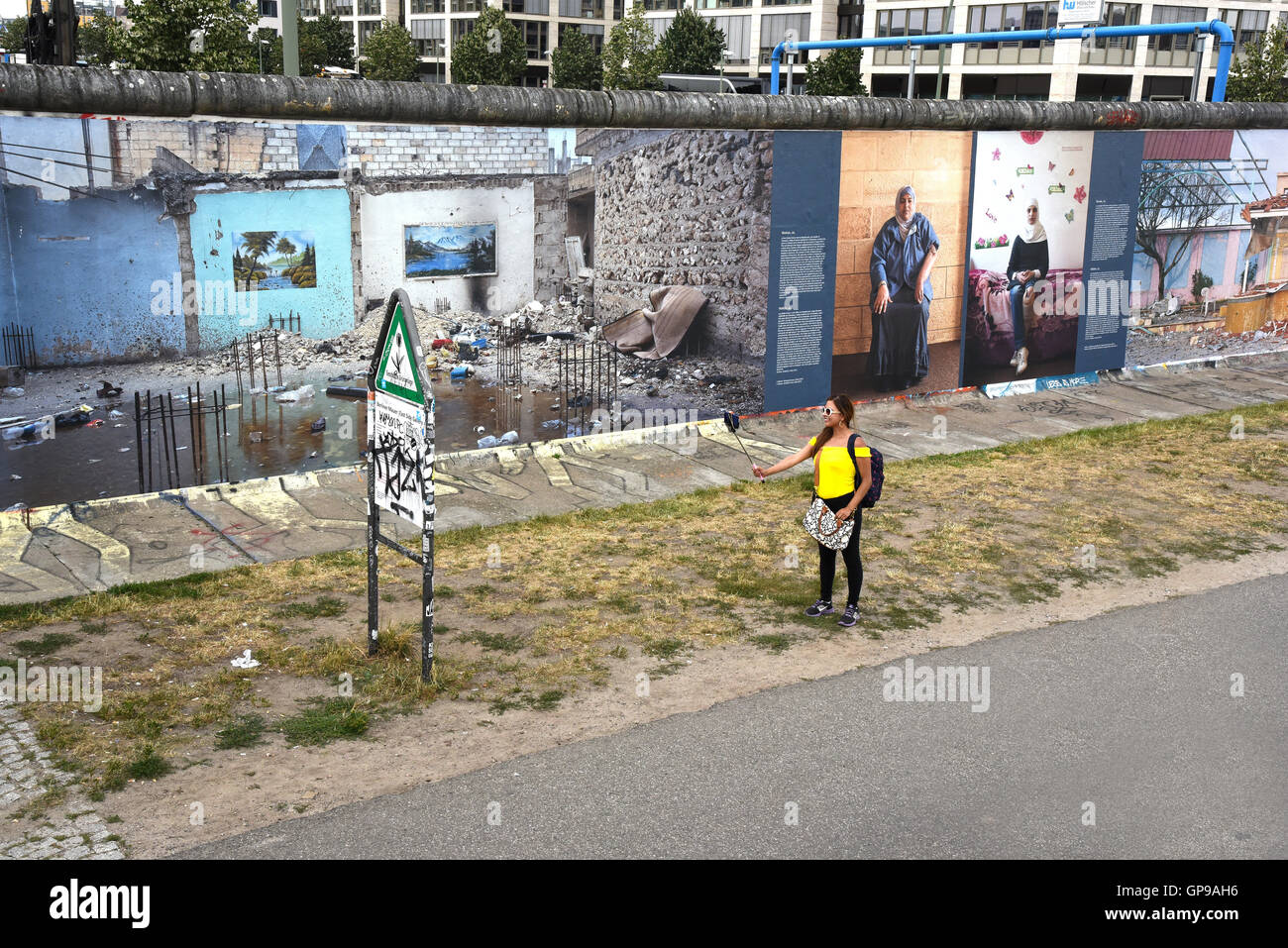 Mur de Berlin East Side Gallery Exposition SUR LE MUR DE LA GUERRE Banque D'Images