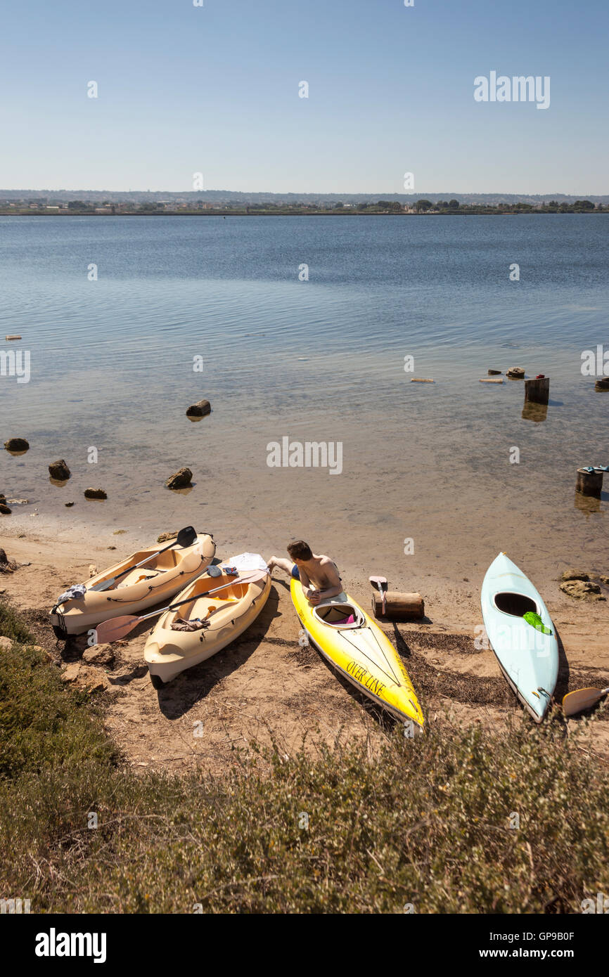 Kayaks et touristique sur une plage, Mozia, près de Stagnone, Marsala et Trapani, Sicile, Italie Banque D'Images