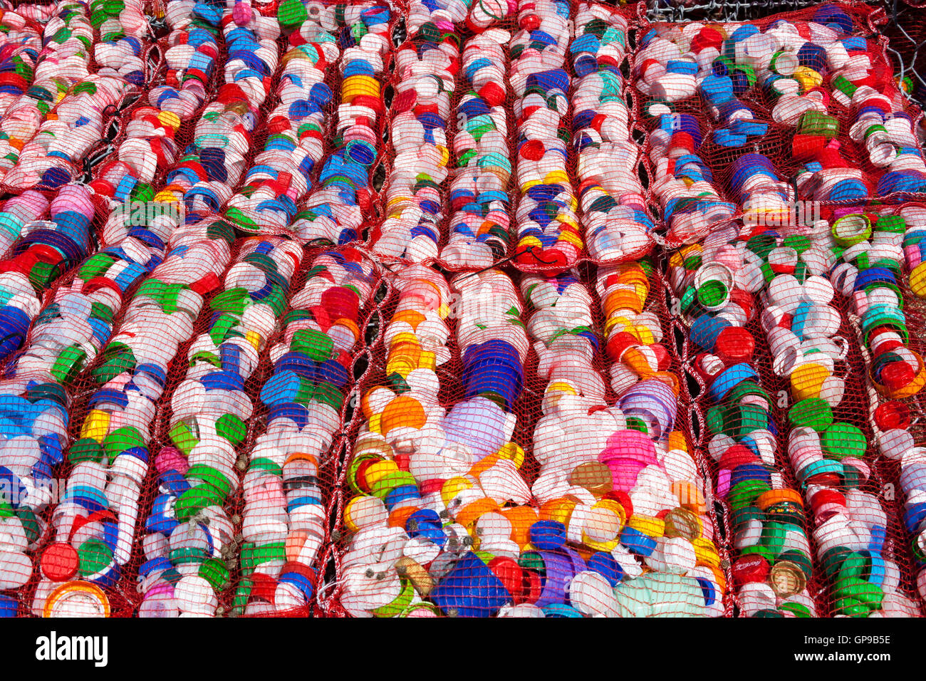 Bouteilles en plastique recyclées, Mozia, Sicile, Italie Banque D'Images