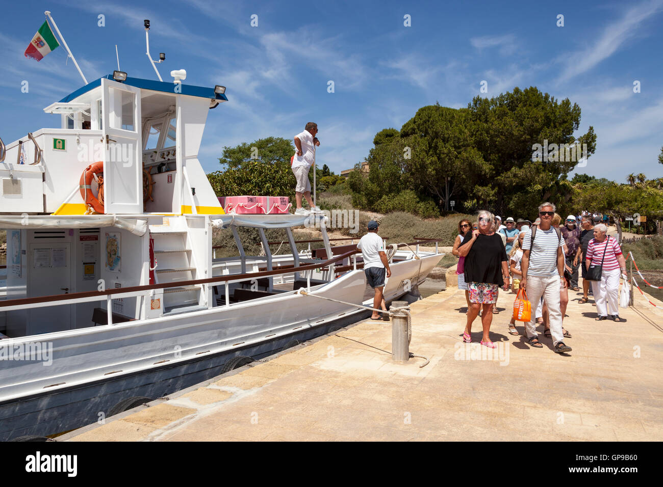 Les touristes sur la jetée, Mozia, près de Stagnone, Marsala et Trapani, Sicile, Italie Banque D'Images