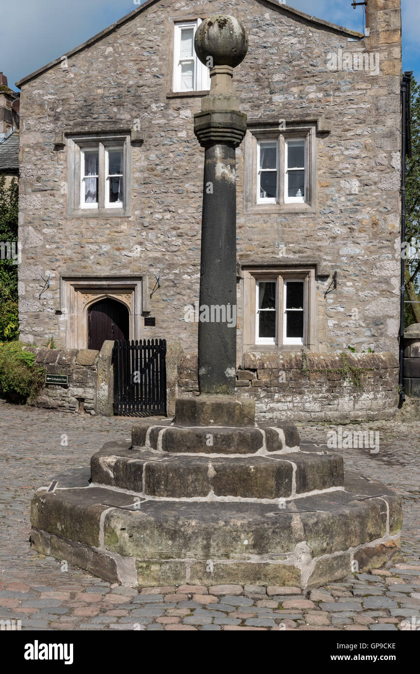 Ancienne croix en pierre du Swinemarket Kirkby Lonsdale Banque D'Images