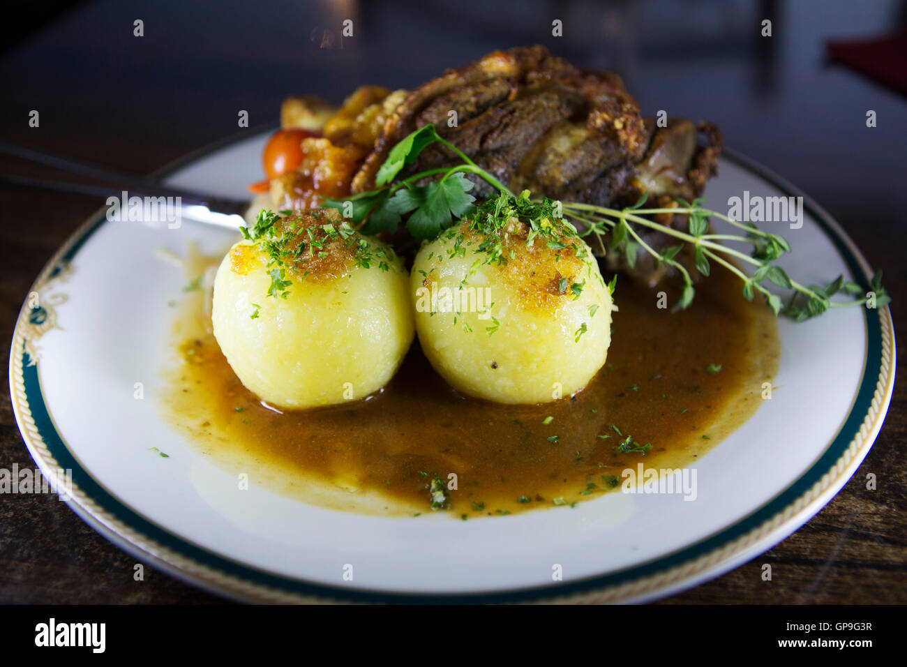 Un Schweinshaxe (jarret de porc) servi avec des beignets de pomme de terre à Dresde, Allemagne. Banque D'Images