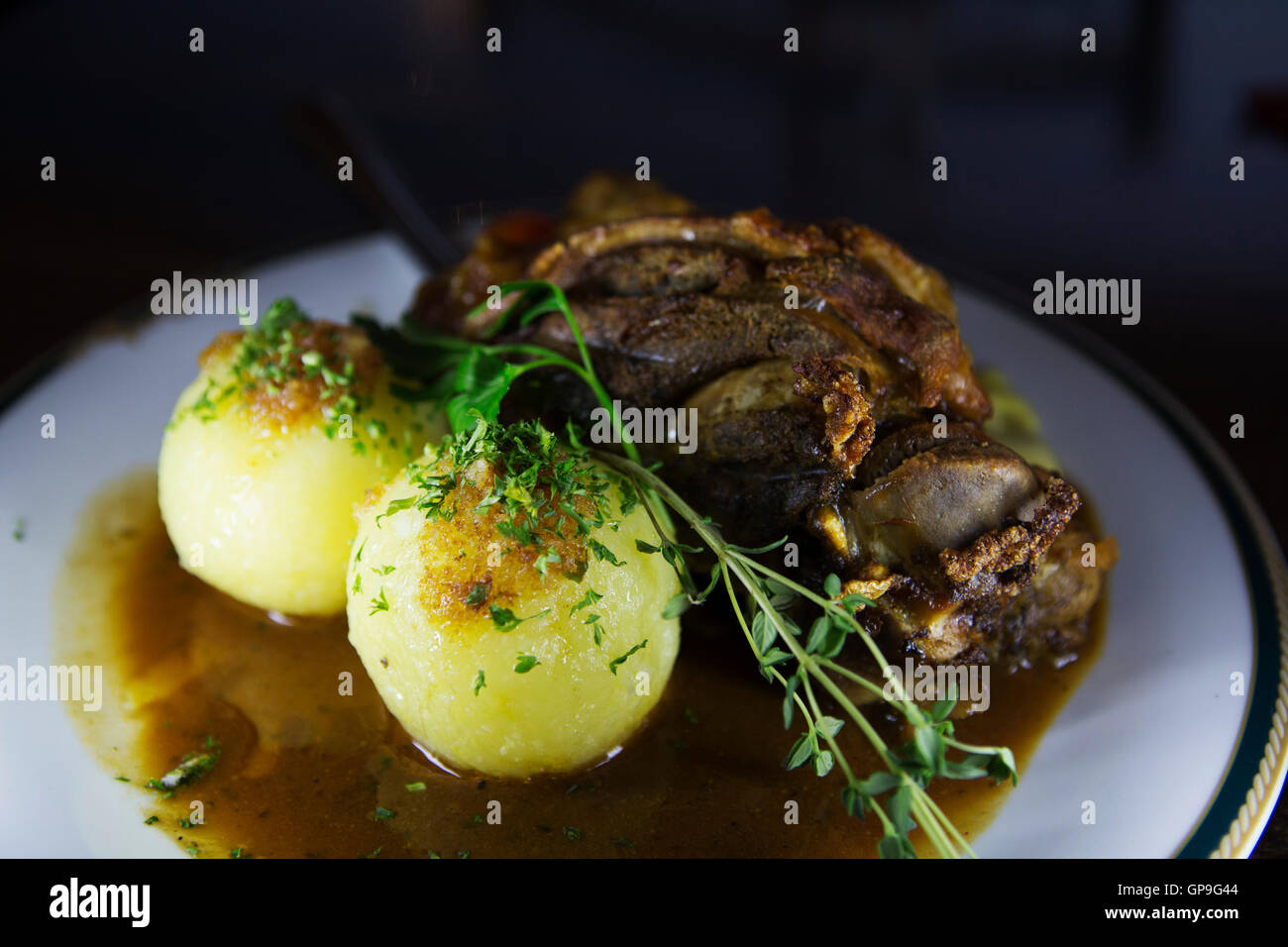 Un Schweinshaxe (jarret de porc) servi 