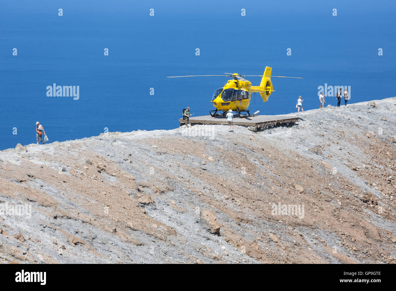 VULCANO, ITALIE - 24 MAI : hélicoptère de sauvetage et les gens en haut du volcan le 24 mai 2016 à l'île de Vulcano, près de la Sicile, Italie Banque D'Images