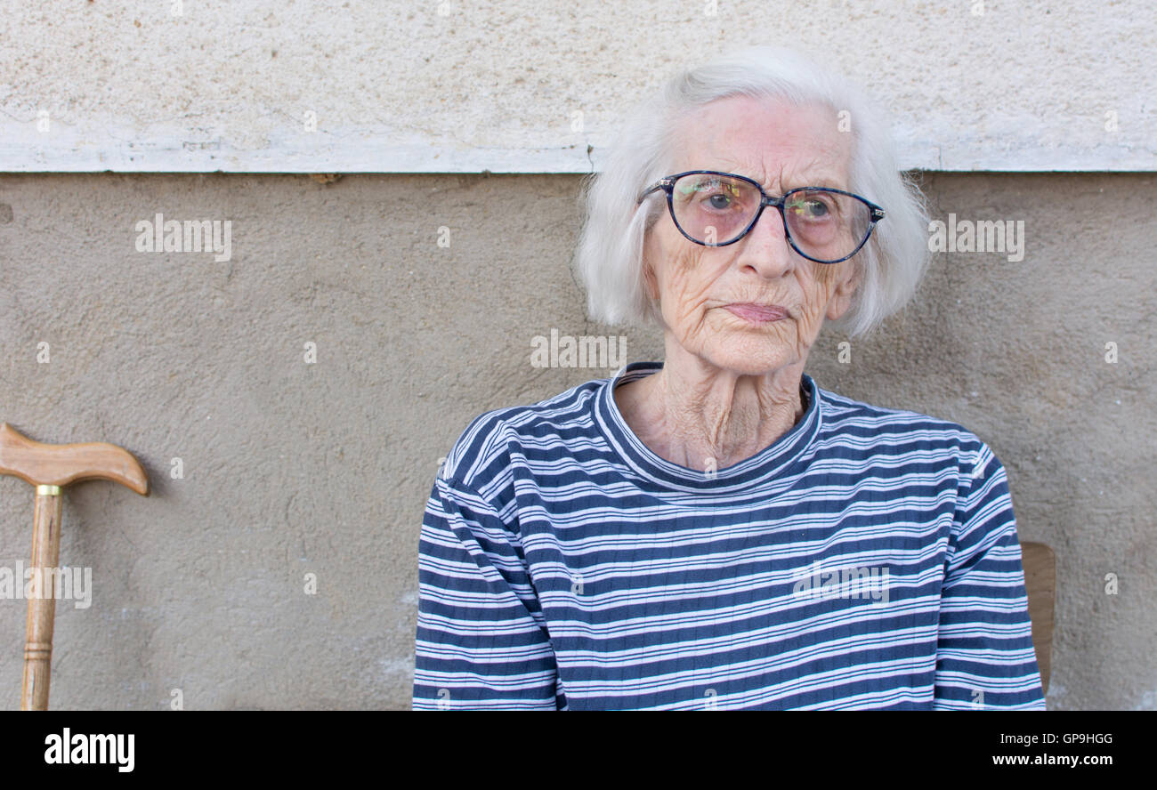 Quatre-vingt-dix ans portrait grand-mère tout en étant assis à l'extérieur Banque D'Images