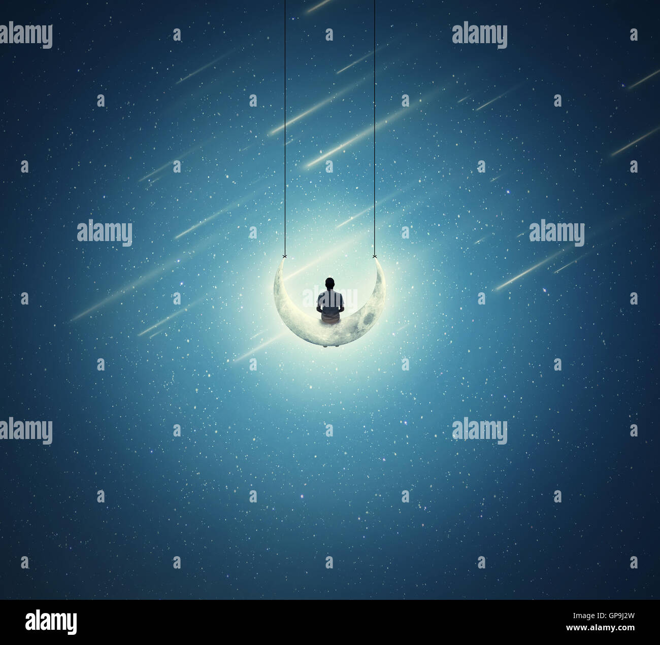 Contexte surréaliste avec un seul garçon assis sur un croissant de lune, comme une balançoire, sur un ciel étoilé Banque D'Images