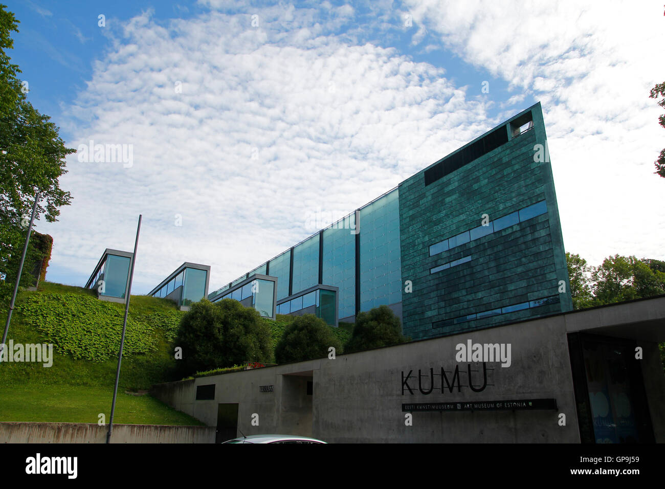 Kumu est un musée d'art à Tallinn, Estonie. Situé dans le parc Kadriorg Banque D'Images