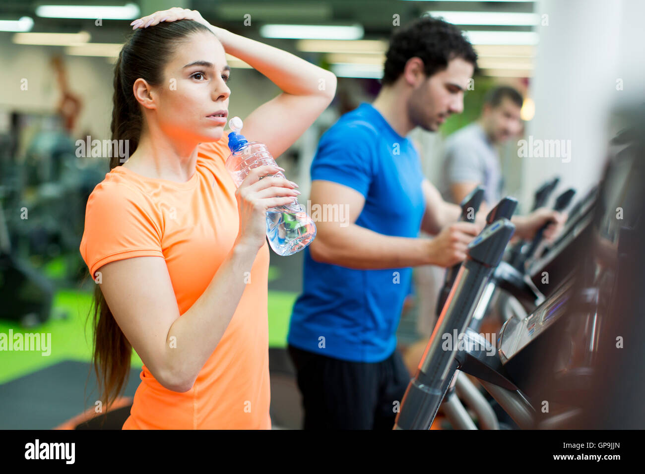 La formation des jeunes sur un cross trainer Banque D'Images