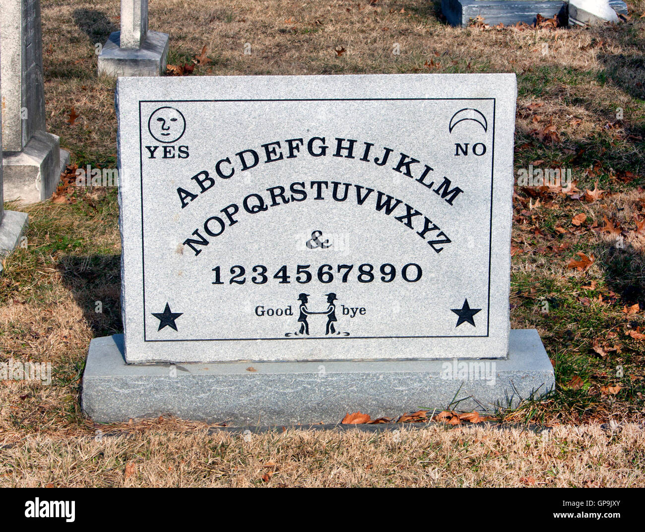 La tombe d'Elijah Bond, inventeur du Ouija Board, à Baltimore, dans le Maryland, présente une pierre tombale gravée avec le design emblématique du Spirit Board. Banque D'Images