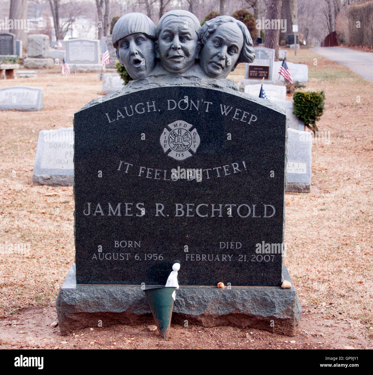 La pierre tombale du pompier à Metuchen, New Jersey, honore avec humour les trois Stooges, mêlant mémorial, culture pop et charme insolite en bord de route. Banque D'Images