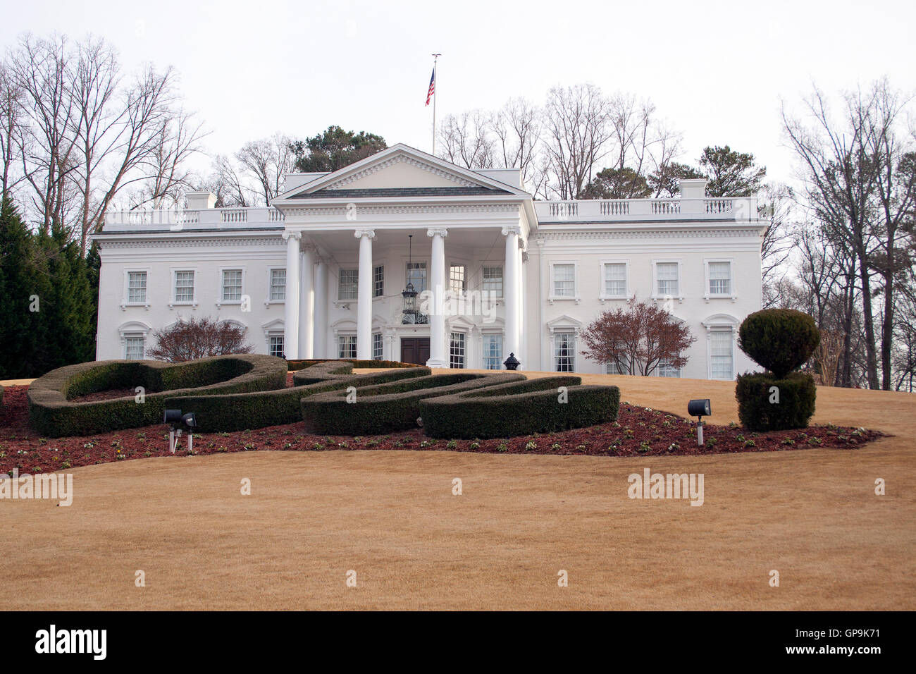 Une réplique saisissante de la Maison Blanche à Atlanta, en Géorgie, reflète le monument de la capitale nationale avec une touche sudiste et un charme architectural original. Banque D'Images
