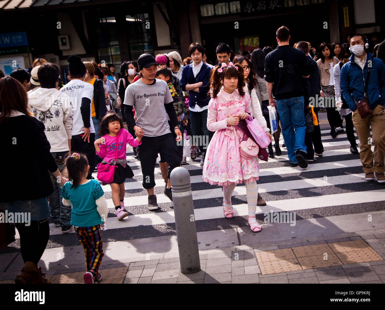 Une fille Harajuku traverse la rue devant la gare de Tokyo, Japon Banque D'Images