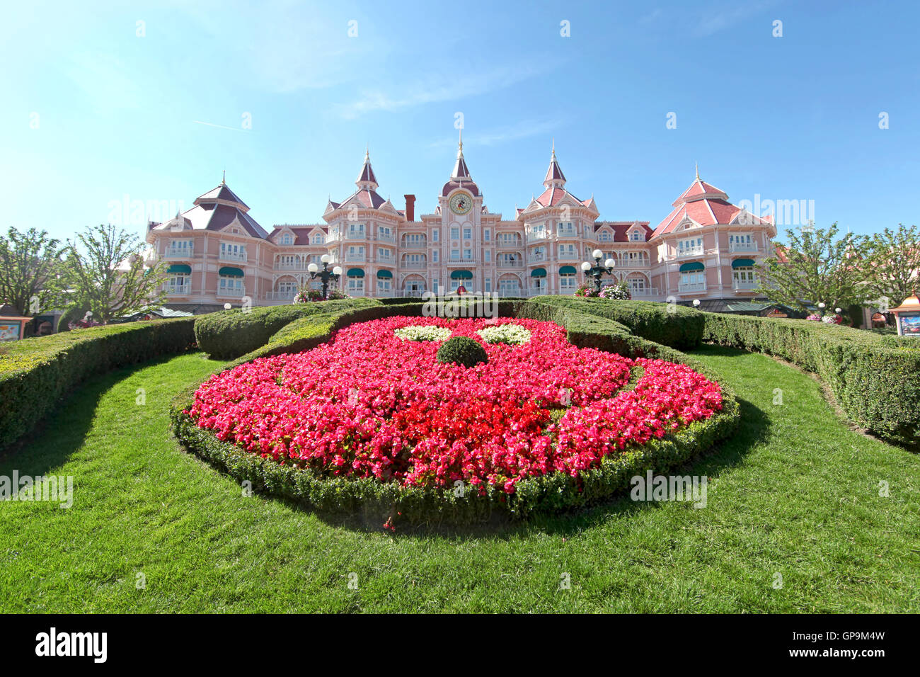 Marne-La-Vallée, France. 26 juin, 2011. Disneyland Hotel et l'entrée à Disneyland Paris avec des fleurs en forme de Mickey. Banque D'Images
