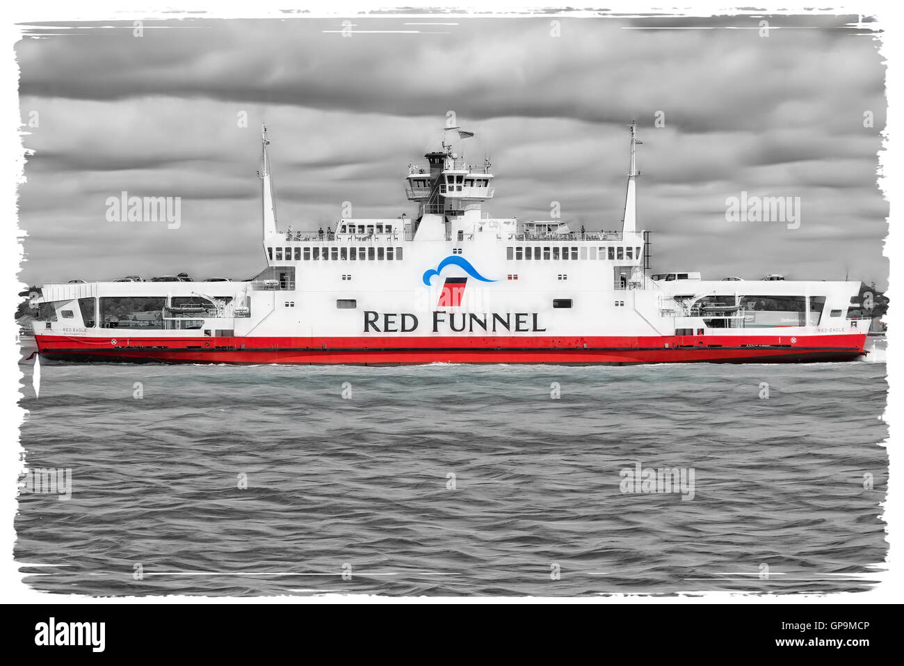 Un service de ferry Red Funnel à Southampton l'eau. Banque D'Images