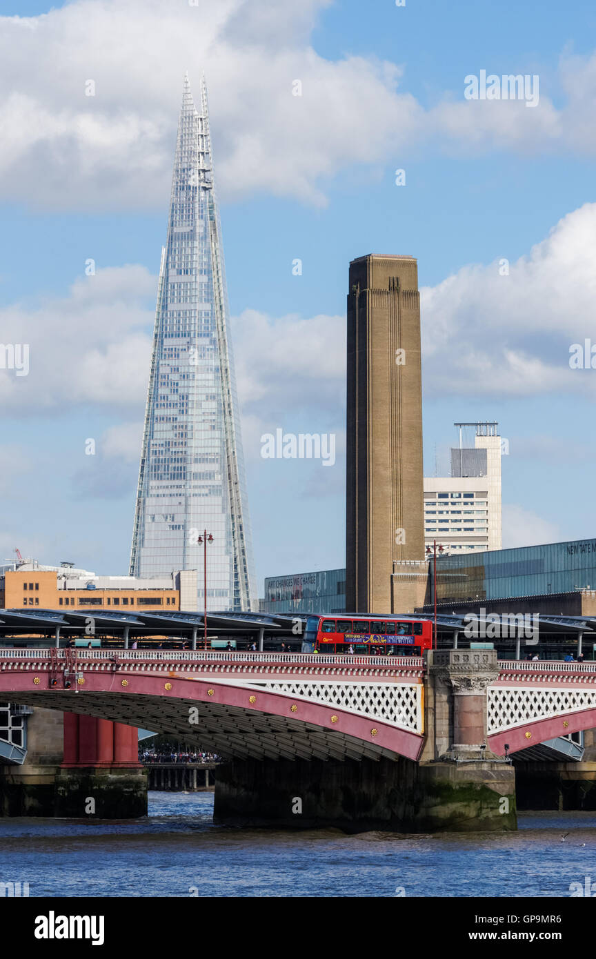 Le gratte-ciel Shard et Tate Modern vu derrière Blackfriars Bridge, Londres Angleterre Royaume-Uni UK Banque D'Images