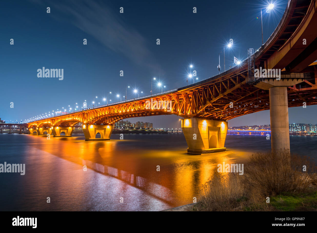 Rivière Han et seongsu Bridge at night à Séoul, Corée Banque D'Images