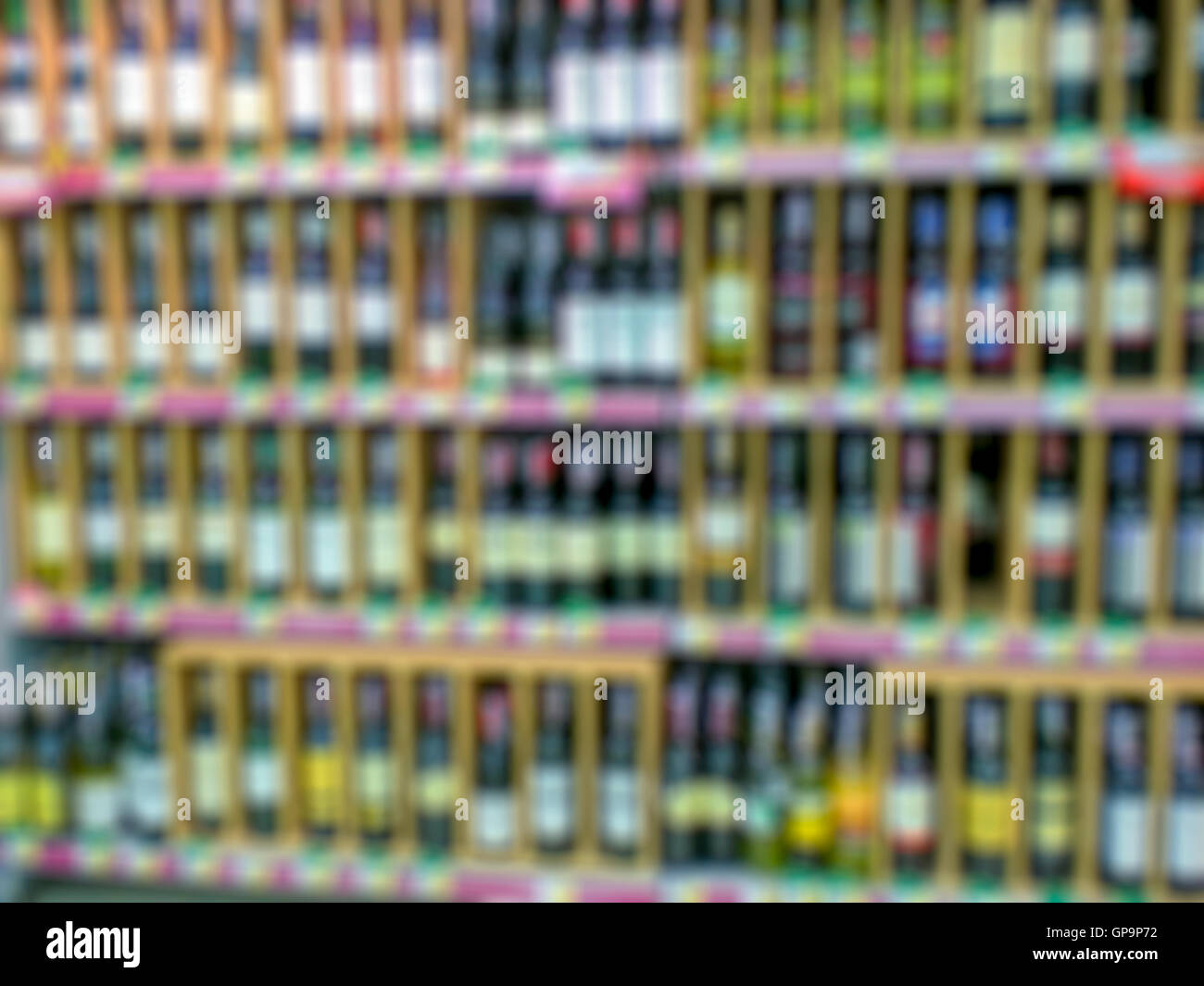 Arrière-plan flou flou avec supermarché, vins et spiritueux durée Banque D'Images