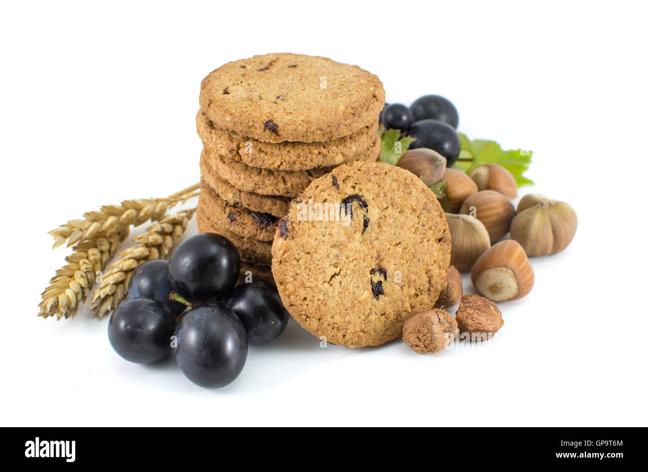Partie intégrante des cookies aux raisins et noisettes isolated Banque D'Images