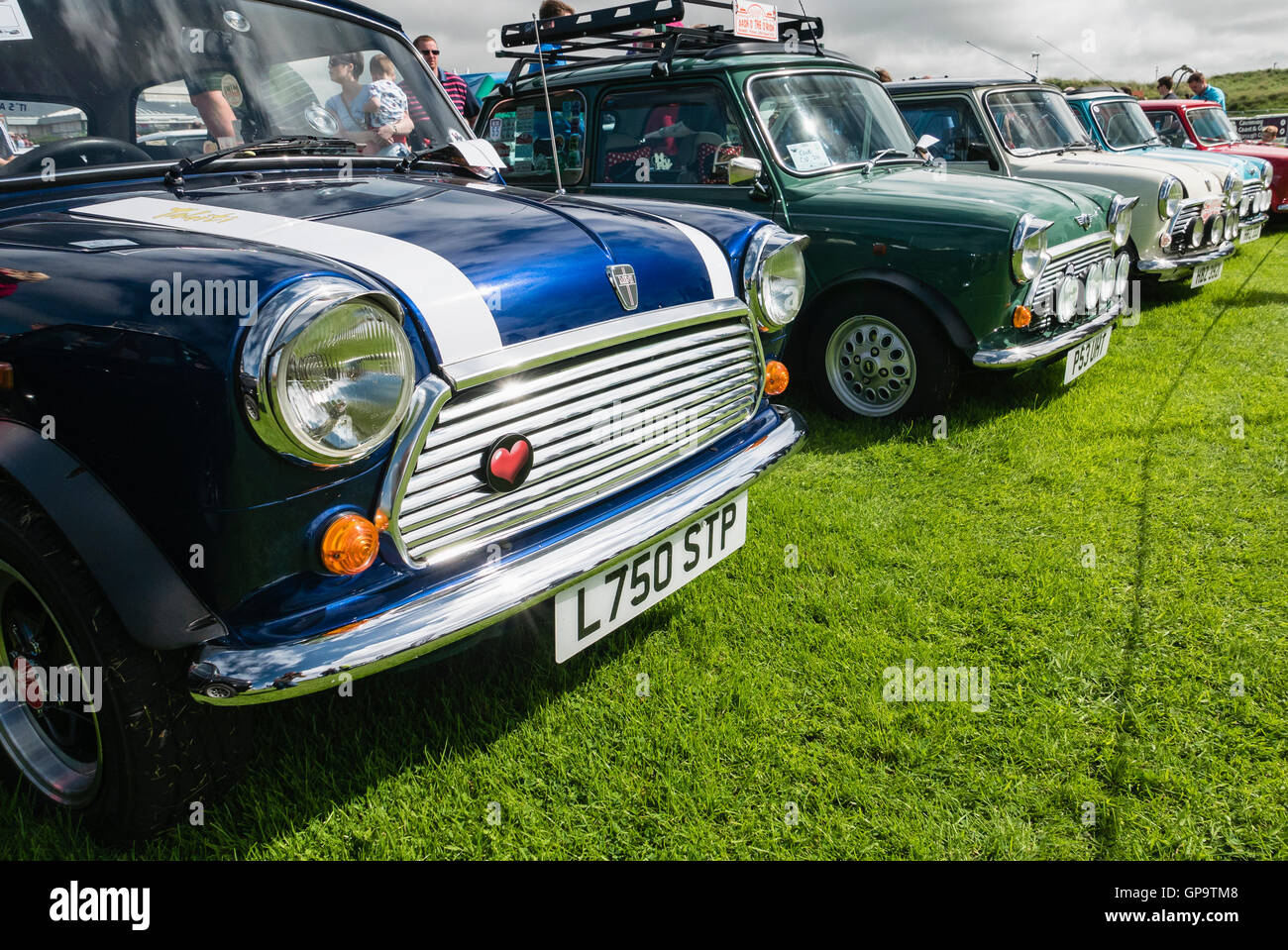 Rangée de Minis au cours d'une mini exposition Club des propriétaires de voiture Banque D'Images