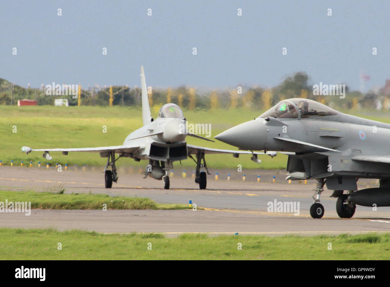 Deux Eurofighter Typhoon de la RAF RP4s (ZK352 et ZJ930), en taxi à l'aéroport de Prestwick à leur arrivée pour l'Airshow 2016. Banque D'Images