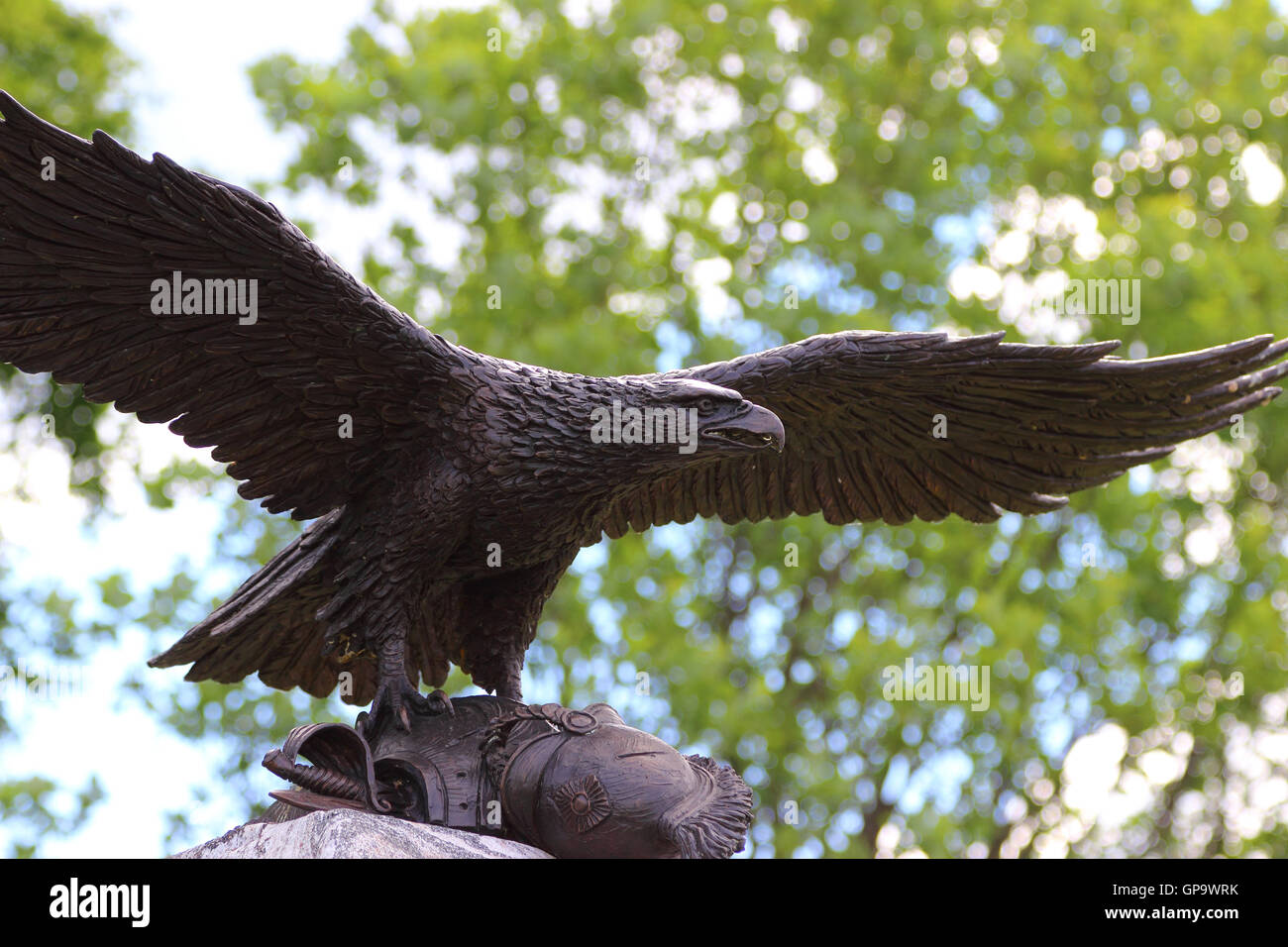 Un aigle de bronze enlever un monument en pierre avec une cuirasse d'un soldat mort. La Russie, de la Moskowa. Banque D'Images