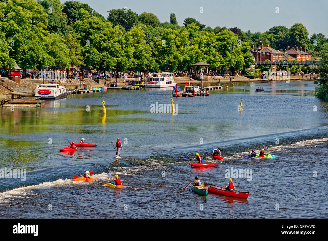 Canoë et kayak sur la rivière Dee à Chester, ville du comté de Cheshire, Angleterre. UK Banque D'Images