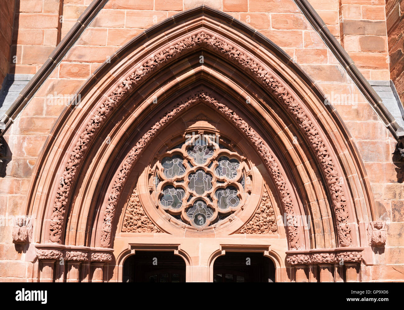 Vue détaillée de la fenêtre et la voûte au-dessus de l'entrée de la cathédrale de Carlisle, Cumbria, England, UK Banque D'Images