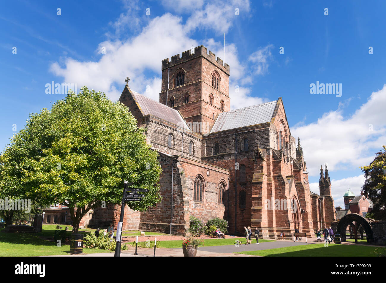 Vue depuis le sud-ouest de la cathédrale de Carlisle, Cumbria, England, UK Banque D'Images