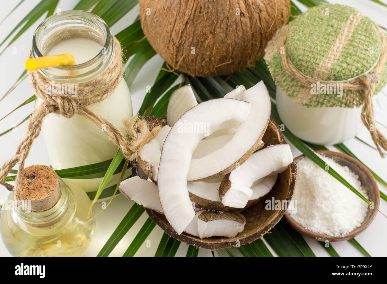Produits de la noix de coco avec le lait et l'huile de fruits frais Banque D'Images