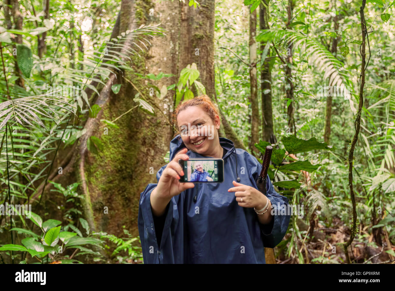 Femme blonde européenne explorer les marais de la jungle dans le parc national de Cuyabeno, Amérique du Sud Banque D'Images