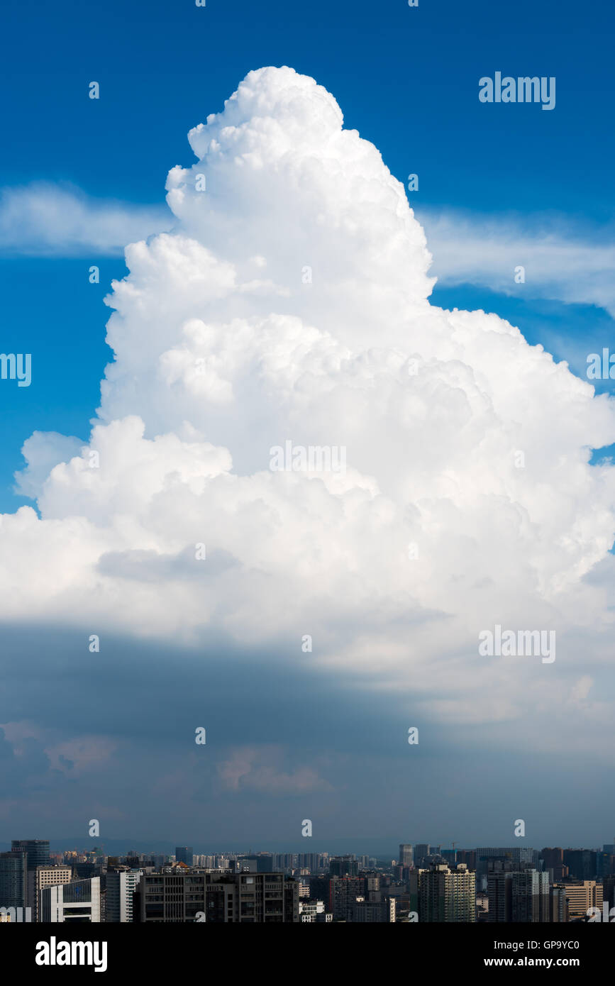 Vue verticale d'un cumulonimbus au-dessus de la ville de Chengdu, province du Sichuan, Chine Banque D'Images