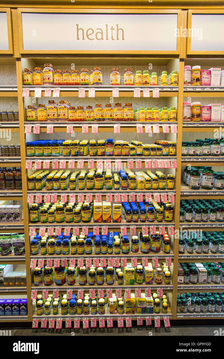 Bouteilles de vitamines sur les étagères d'un drug store Banque D'Images