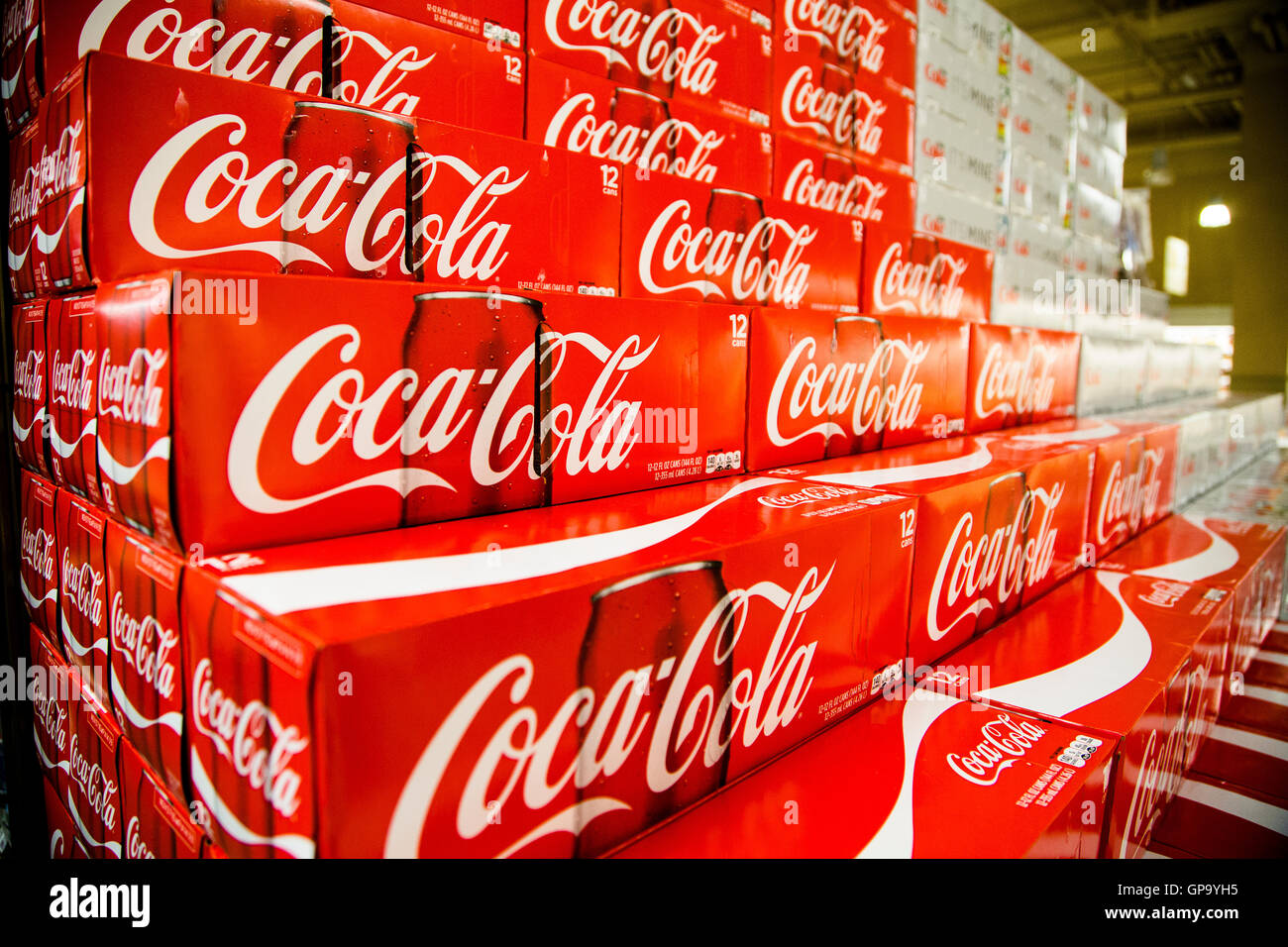 Display of coca cola Banque de photographies et d'images à haute résolution  - Alamy