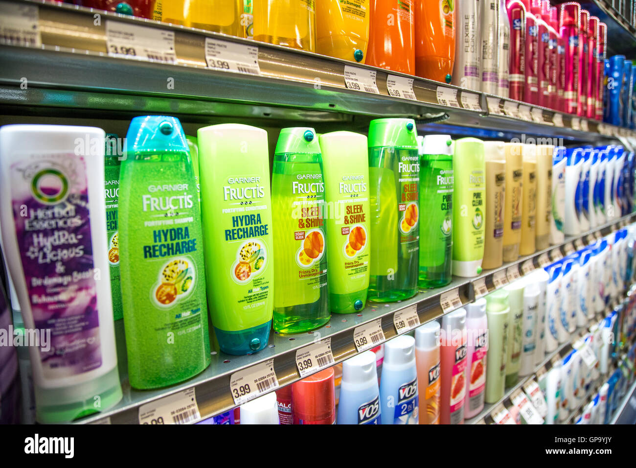 Shampoo store shelf Banque de photographies et d'images à haute résolution  - Alamy