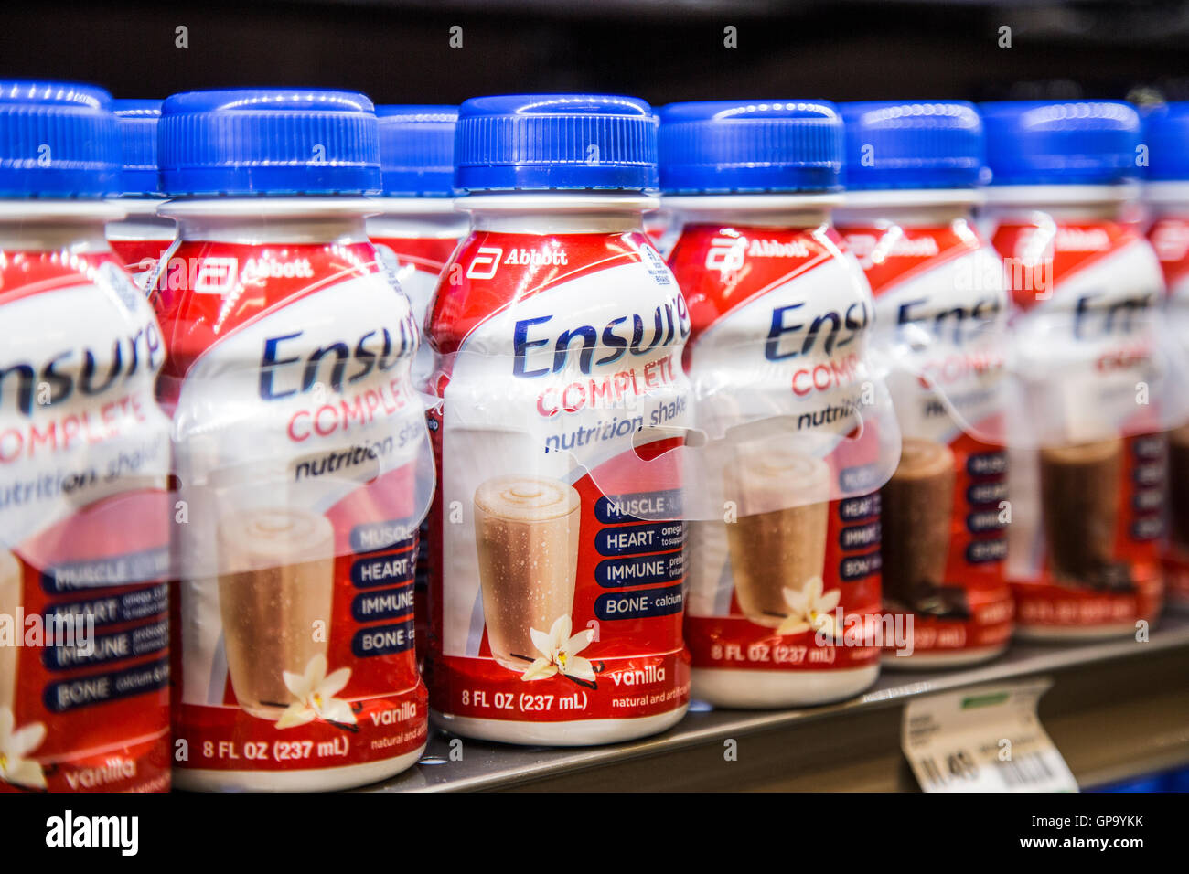 Bouteilles d'assurer la nutrition shakes dans une rangée sur une étagère dans une épicerie Banque D'Images