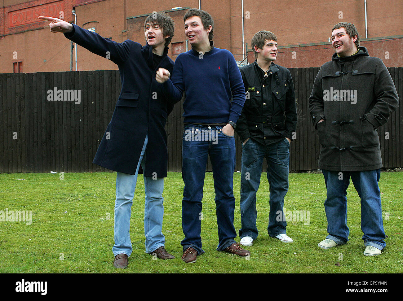 Arctic Monkeys de gauche, Alex Turner, chant, Matt Helders, batterie, Jamie Cook, guitare, et Andy Nicholson, basse, Banque D'Images Arctic Monkeys de gauche, Alex Turner, chant, Matt Helders, batterie, Jamie Cook, guitare, et Andy Nicholson, basse, Banque D'Images