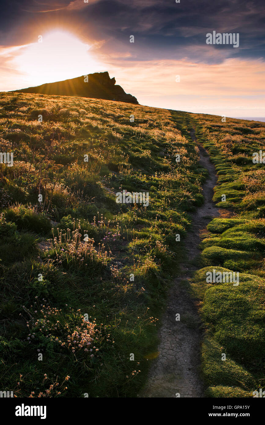 Un spectaculaire coucher de soleil sur l'île de Porth Newquay, Cornwall. Banque D'Images