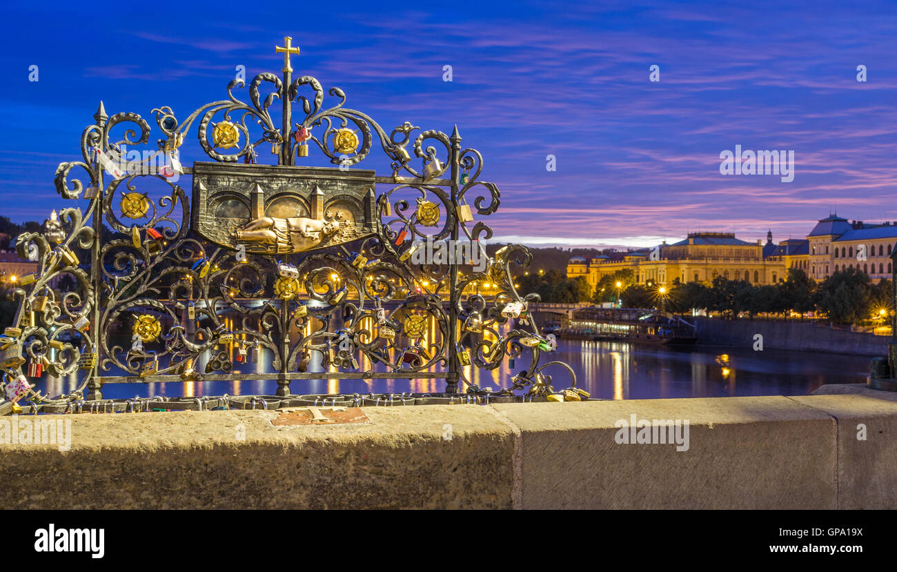 Le pont Charles est situé à Prague, République tchèque. Terminé dans le XV siècle, c'est un pont traversant la gothique médiévale Banque D'Images