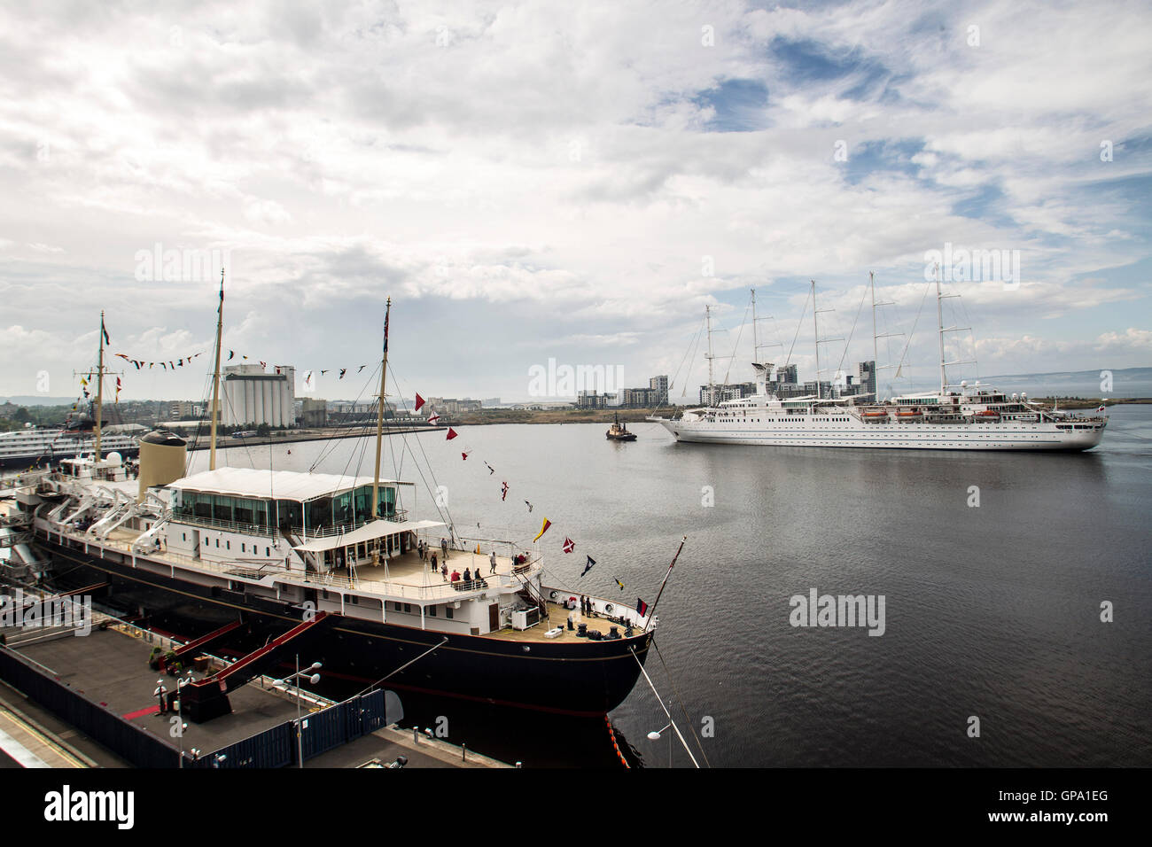 Paquebot de luxe surf vent entrant dans le Port de Leith avec Royal Yacht Britannia en premier plan Banque D'Images