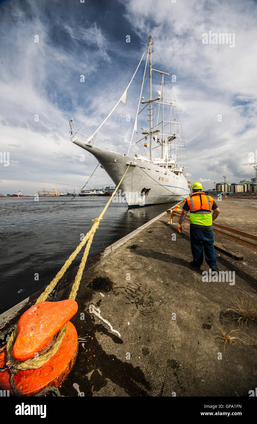 Wind Surf Bateau Yacht entrant de Leith Docks Banque D'Images