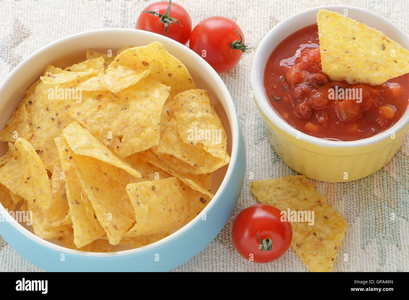 Chips de maïs biologique avec salsa frais maison en format horizontal Banque D'Images